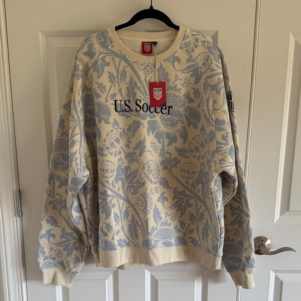 NWT Unixex U.S Soccer Cream & Light Blue Floral Crewneck Sweater Size Large